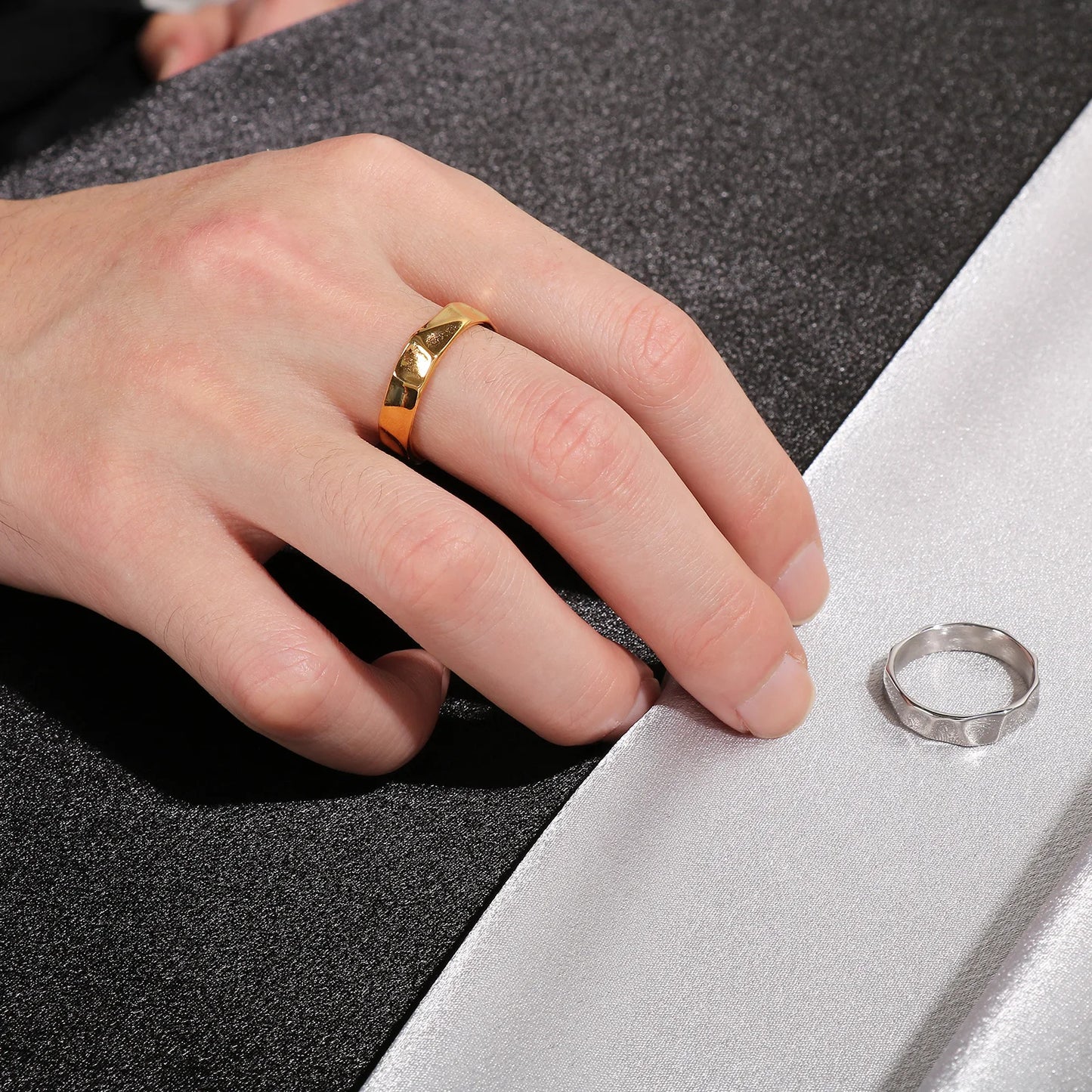 "Hammered" - unisex fashionable stainless steel ring gold and steel display on hand
