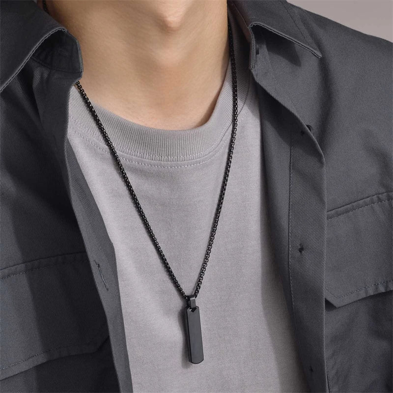 "Vertico" - unisex stainless steel necklace black display