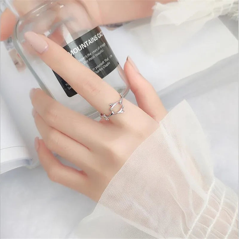 Arbour_-_unisex_fashion_ring display on hand