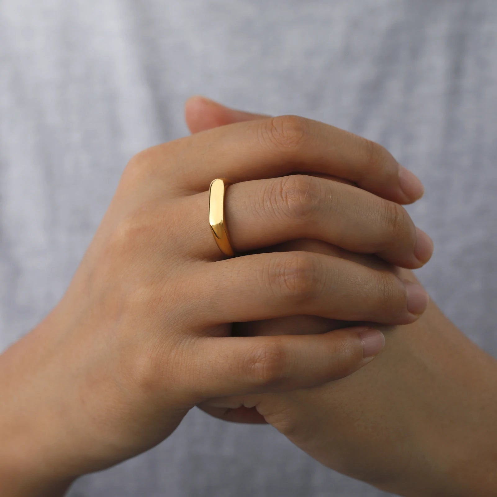 "Flat" - unisex fashionable stainless steel ring gold colour on hand