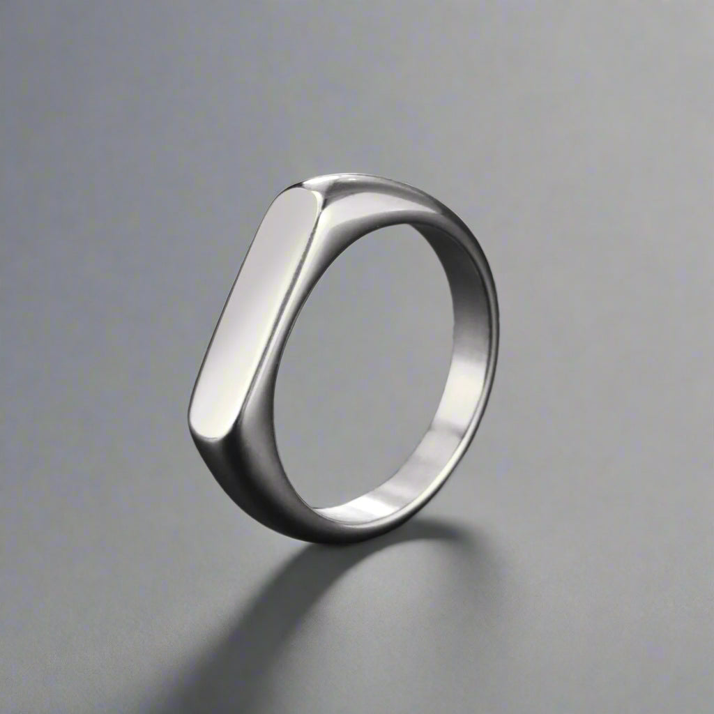 "Flat" - unisex fashionable stainless steel ring silver display