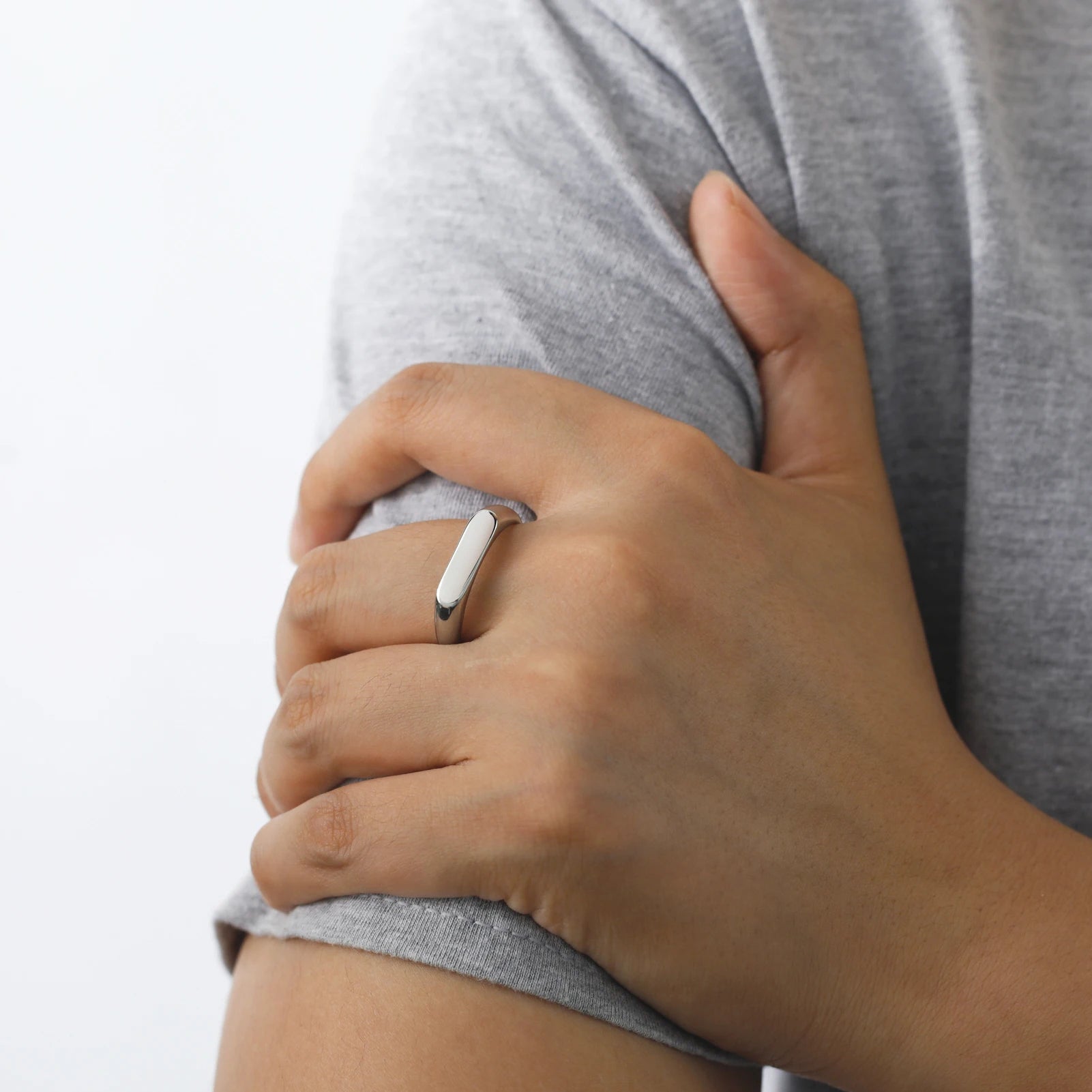 "Flat" - unisex fashionable stainless steel ring steel display on hand