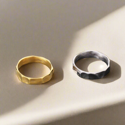 "Hammered" - unisex fashionable stainless steel ring gold and steel display 